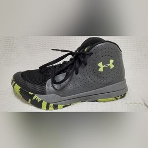 Under Armour Boys Basketball Shoes Size 6.5Y or women's 6.5